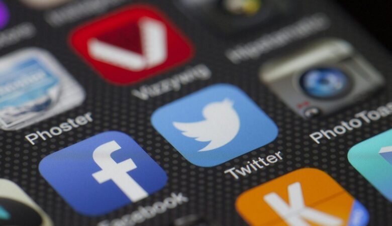 How to Create High-Impact Graphics for Your Blog and Social Media
